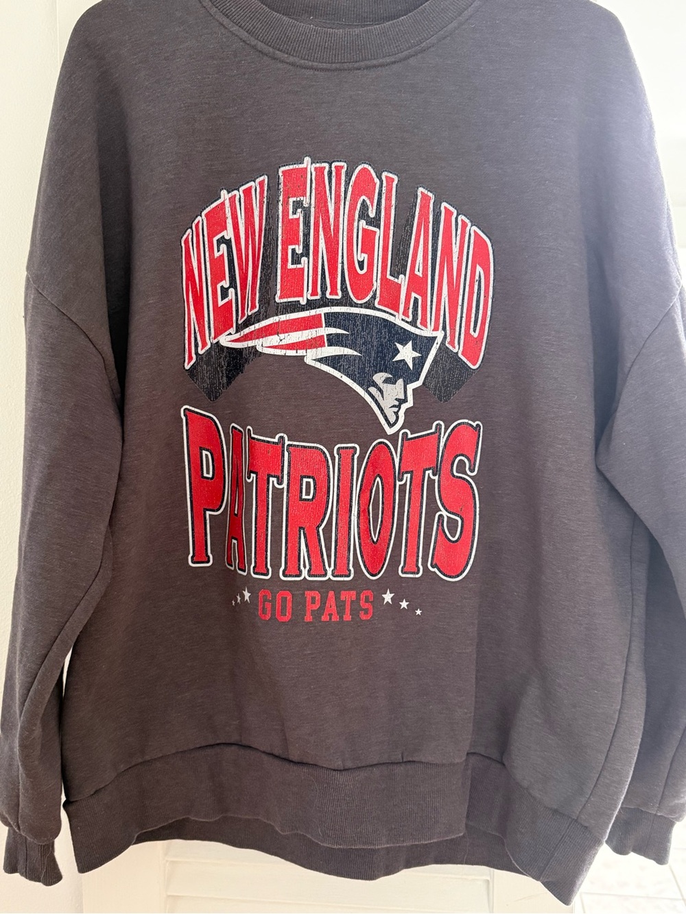 New England Patriots Women's Black Graphic Crewneck Sweatshirt